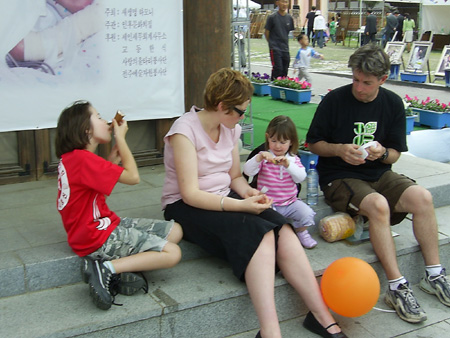 '아이~ 피곤하고 덥다. 우리 좀 앉아 쉬면서 아이스크림도 먹고 구경하자.' 